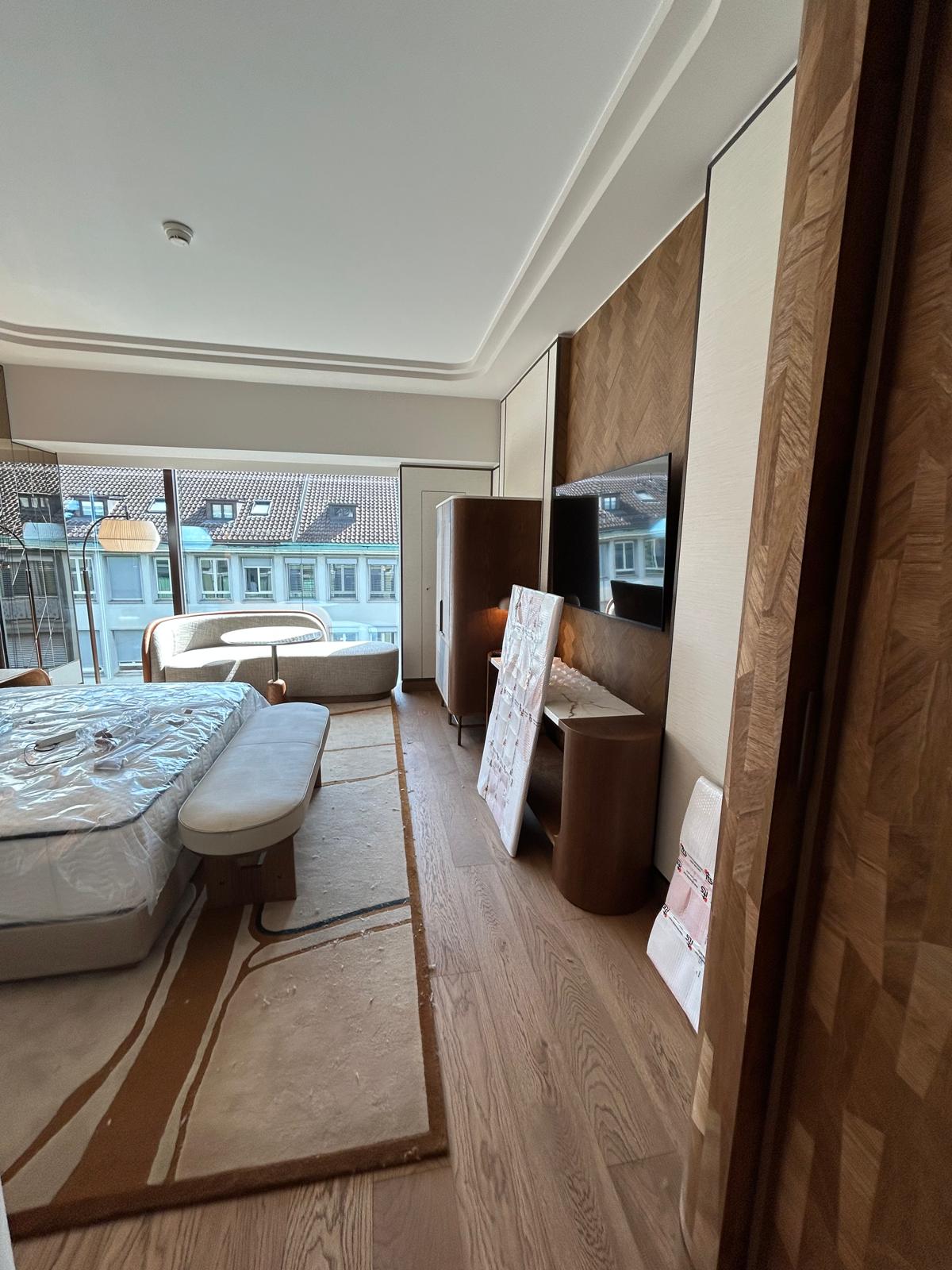 Zimmer mit Holzverkleidung