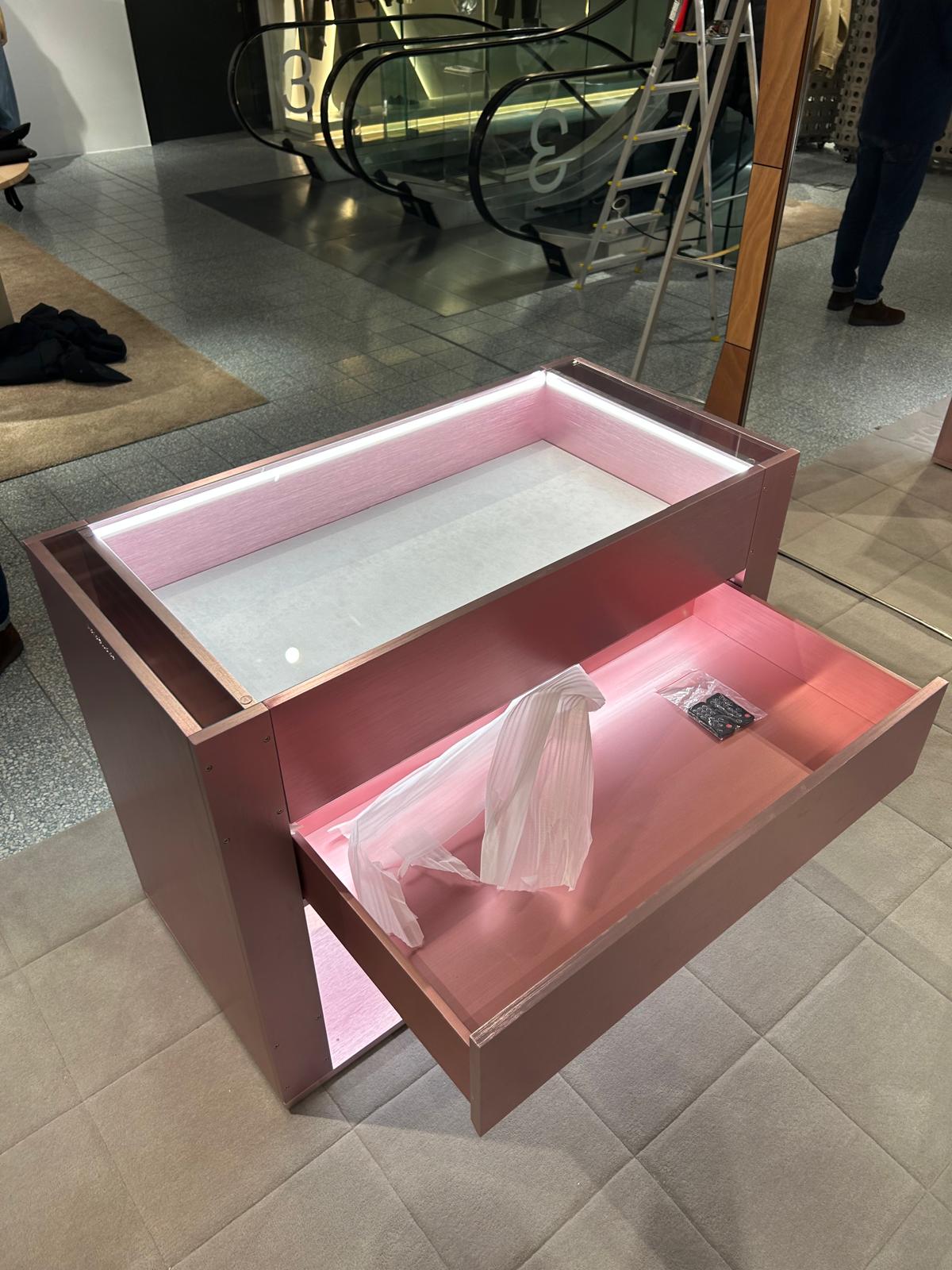 Ladenmöbel in Roségold