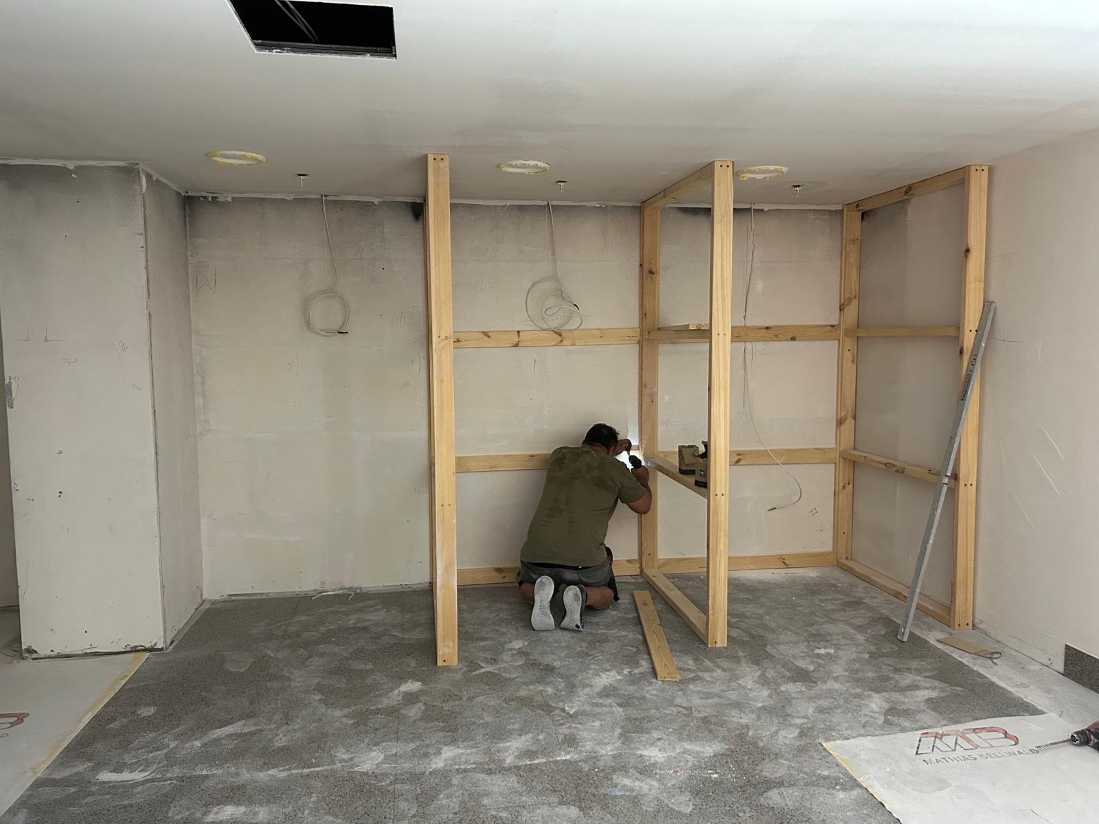 Aufbau einer Ständerwand im Rohbau